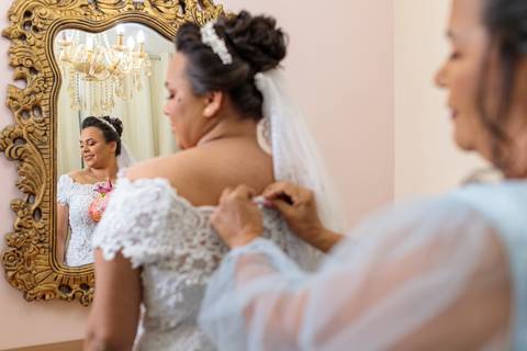 Momento em que a mamãe, termina de vestir a sua amada filha.'