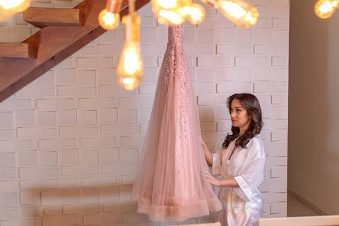 Momento mais do que esperado, onde ela irá tocar em seu vestido de debutante, momentos antes de usa-lo! '