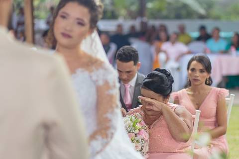 Nem a mamãe da Shirley se segurou e deixou uma lágrima escorrer do seu rosto.'