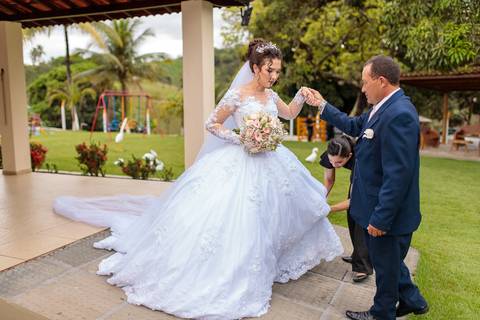 Vem Shirley e seu Pai, tendo todo o cuidado com a sua princesa e assim conduzi-la até o altar! '