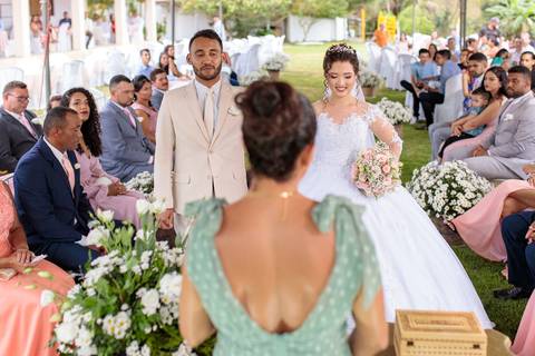 Ela chegou agora é só alegria e muito amor para ouvirmos, através da vós da Celebrante!'