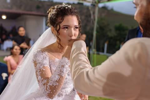 Vejam como a Shirley olha nos olhos Thyago, no momento em que esta beijando o seu dedo anelar, após ter colocado a aliança de casamento.'