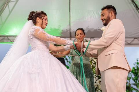 Agora a Rochelle do Matrimonio Poético, esta colocando o laço de três dobras Neles!'