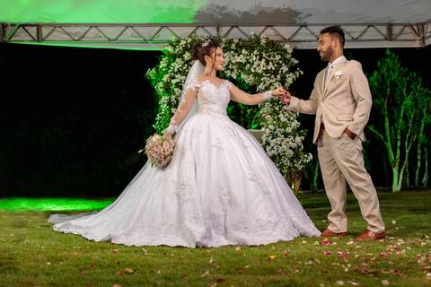Eu praticamente faço um ensaio de casal, dentro do casamento, para posteriormente, os noivos terem o que relembrar bastante desse dia, além de todo o rito matrimonial! '