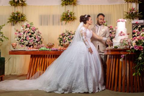 Hora de cortar o bolo de casamento!'