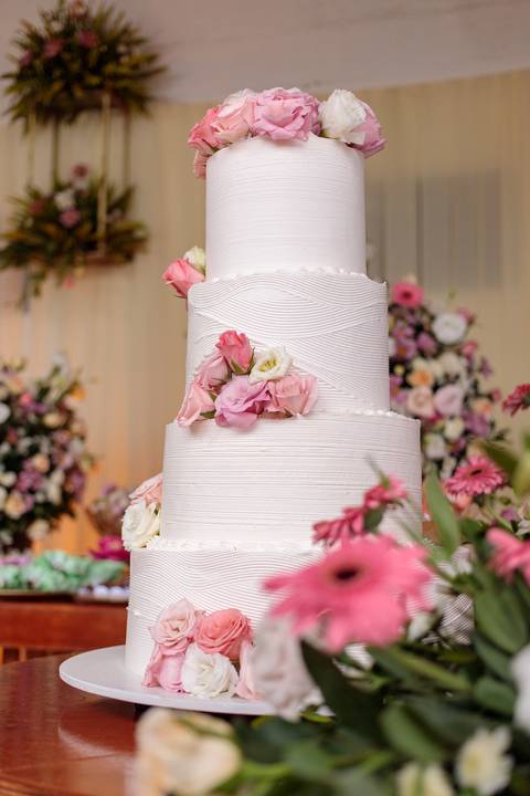 Vejam o detalhe desse lindo bolo de casamento, pensando e feito especialmente para o casal.'
