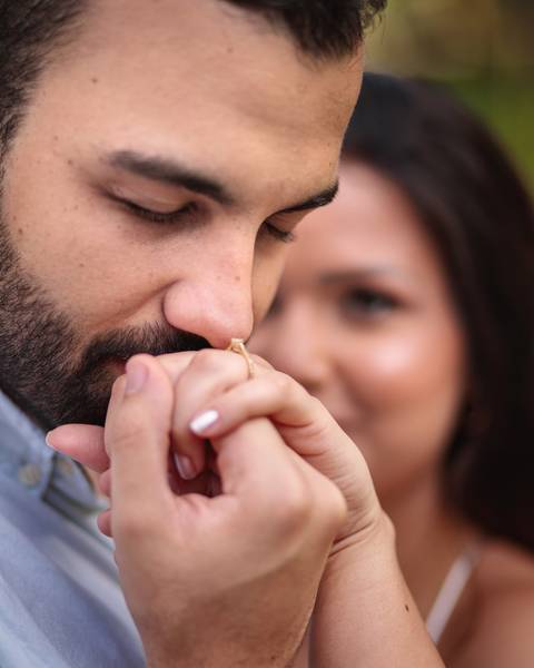 Essa foto do beijo na aliança de compromisso, ficou tão importante para ambos, que foi usada na postagem de aniversário da Nathy!'