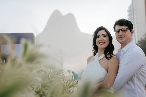 foto com o morro dois irmãos ao fundo'