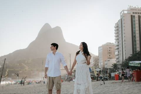 casal na praia do leblon'