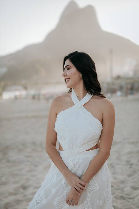 noiva em ensaio fotografico na praia'