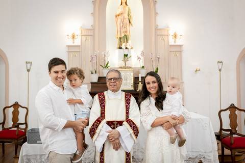 foto da familia com o padre'