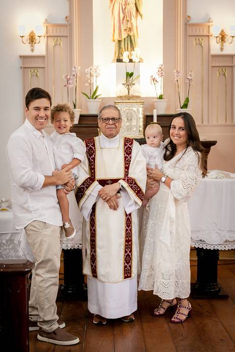 foto dos pais com o padre no batizado'