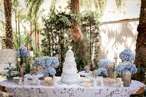 mesa decorada para almoço pós batizado'