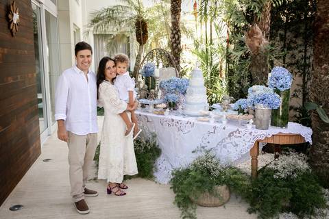 familia na mesa do almoço de batismo'