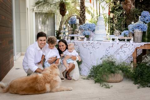 foto de familia com seu Golden retiver no almoço de batismo'