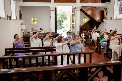 familiares durante cerimonia de batismo'