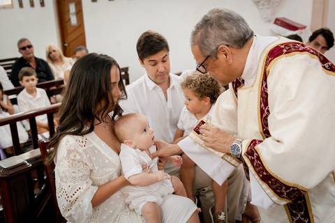 unção do padre durante o batismo'