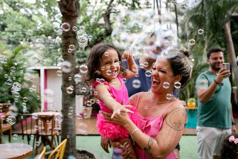 brincadeira de bolinha de sabão em festa infantil'