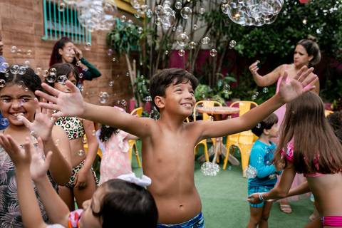 brincadeira de banho de mangueira em festa infantil'