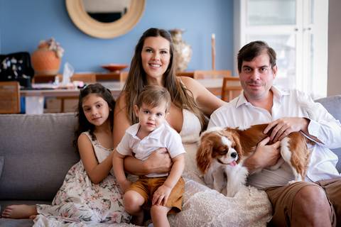 foto da familia no sofá de casa'