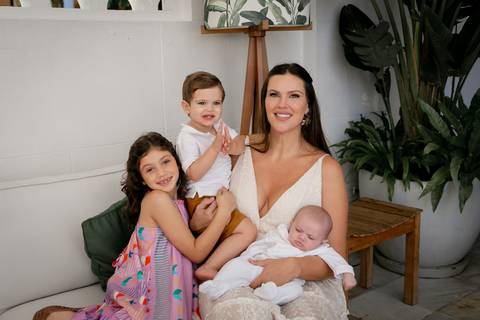 foto de mae e filhos em ensaio externo'