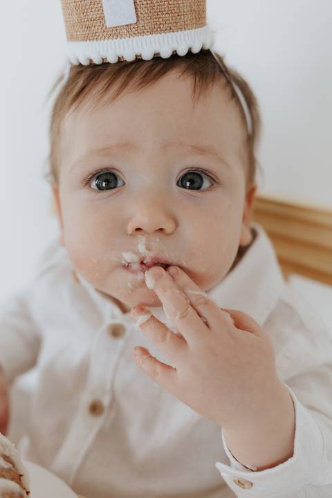 bebe comendo bolo ensaio um ano'