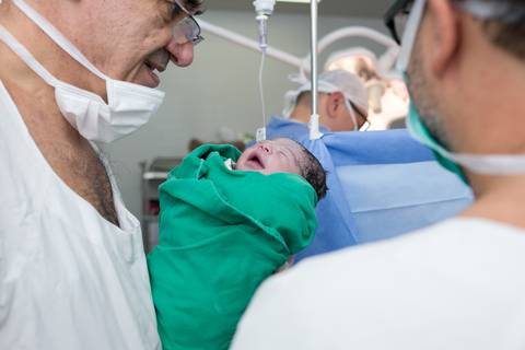 parto, nascimento, vida, baby, nené, recém nascido, pais, mãe, filho, pai, família, amigos, espera, a hora da chegada, hospital, perinatal, rio de janeiro, fotografia de amor, fotografia de família, newborn, cesár'