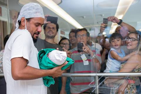 parto, nascimento, vida, baby, nené, recém nascido, pais, mãe, filho, pai, família, amigos, espera, a hora da chegada, hospital, perinatal, rio de janeiro, fotografia de amor, fotografia de família, newborn, cesár'