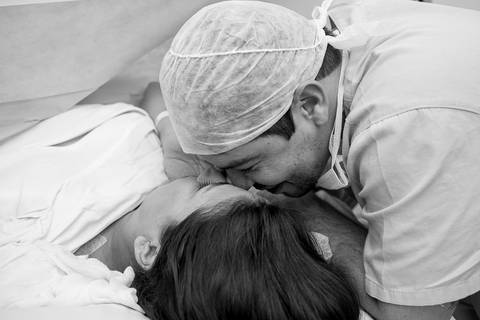 fotografia de parto, fotógrafa de parto, birth photographer, birth photography, cesarean, mãe, pai, família, amigos, casa de saúde são josé, rio de janeiro, maternidade, gestação, últimos minu'