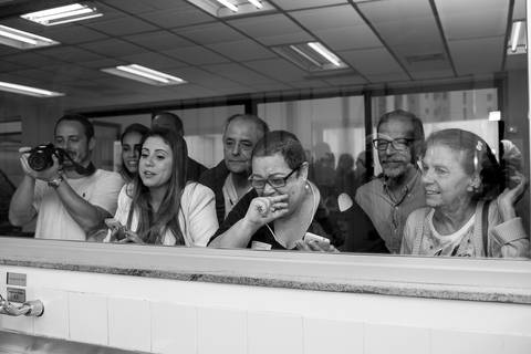 fotografia de parto, fotógrafa de parto, birth photographer, birth photography, cesarean, mãe, pai, família, amigos, casa de saúde são josé, rio de janeiro, maternidade, gestação, últimos minu'