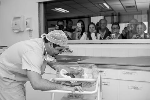 fotografia de parto, fotógrafa de parto, birth photographer, birth photography, cesarean, mãe, pai, família, amigos, casa de saúde são josé, rio de janeiro, maternidade, gestação, últimos minu'