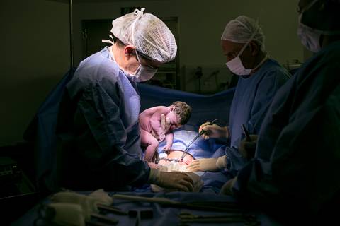 fotografia de parto, fotógrafa de parto, birth photographer, birth photography, cesarean, mãe, pai, família, amigos, casa de saúde são josé, rio de janeiro, maternidade, gestação, últimos minu'