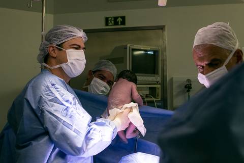 fotografia de parto, fotógrafa de parto, birth photographer, birth photography, cesarean, mãe, pai, família, amigos, casa de saúde são josé, rio de janeiro, maternidade, gestação, últimos minu'
