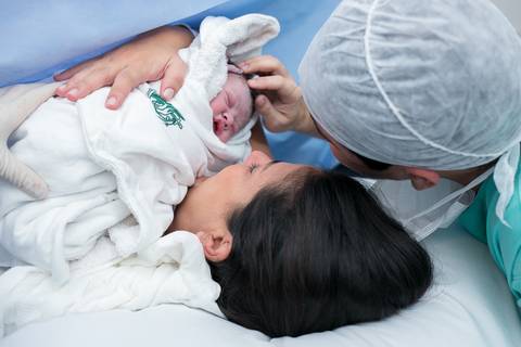fotografia de parto, fotógrafa de parto, birth photographer, birth photography, cesarean, mãe, pai, família, amigos, casa de saúde são josé, rio de janeiro, maternidade, gestação, últimos minu'