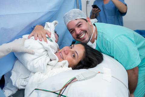 fotografia de parto, fotógrafa de parto, birth photographer, birth photography, cesarean, mãe, pai, família, amigos, casa de saúde são josé, rio de janeiro, maternidade, gestação, últimos minu'