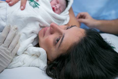 fotografia de parto, fotógrafa de parto, birth photographer, birth photography, cesarean, mãe, pai, família, amigos, casa de saúde são josé, rio de janeiro, maternidade, gestação, últimos minu'