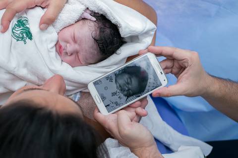 fotografia de parto, fotógrafa de parto, birth photographer, birth photography, cesarean, mãe, pai, família, amigos, casa de saúde são josé, rio de janeiro, maternidade, gestação, últimos minu'