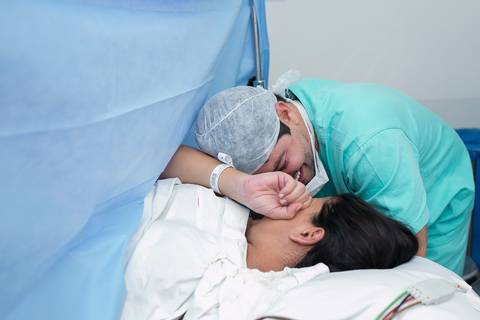 fotografia de parto, fotógrafa de parto, birth photographer, birth photography, cesarean, mãe, pai, família, amigos, casa de saúde são josé, rio de janeiro, maternidade, gestação, últimos minu'