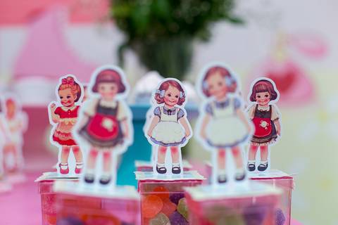 decoração, festa de menina, mundo cor de rosa, paper doll, parabéns, três anos, amigos, família, amor, felicidade, bagunça, circo, pintura, cowboy, parabéns, bolo, bonecas'