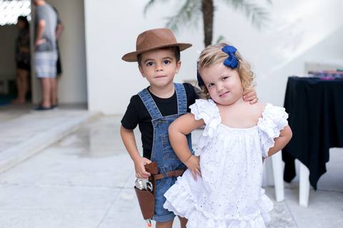 decoração, festa de menina, mundo cor de rosa, paper doll, parabéns, três anos, amigos, família, amor, felicidade, bagunça, circo, pintura, cowboy, parabéns, bolo, bonecas'