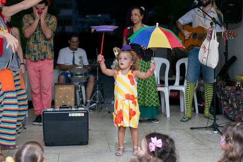 decoração, festa de menina, mundo cor de rosa, paper doll, parabéns, três anos, amigos, família, amor, felicidade, bagunça, circo, pintura, cowboy, parabéns, bolo, bonecas'