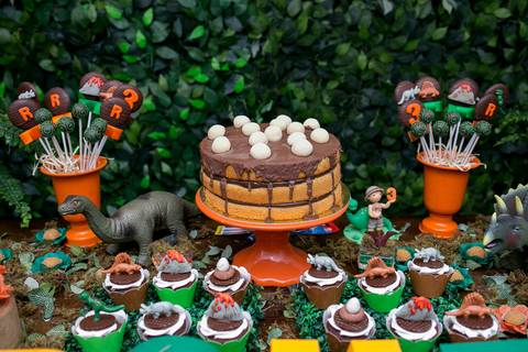 festa infantil, rio de janeiro, festa de menino, dinossauros, decoração, família, bolo, parabéns, fotografia de família'