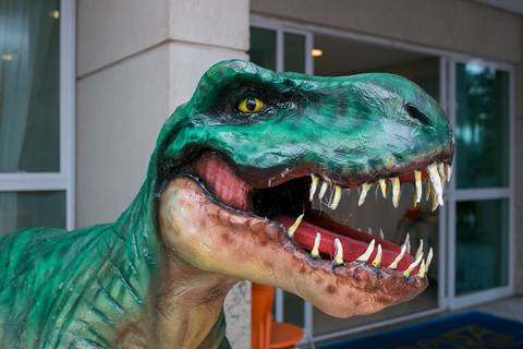 festa infantil, rio de janeiro, festa de menino, dinossauros, decoração, família, bolo, parabéns, fotografia de família'