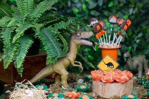 festa infantil, rio de janeiro, festa de menino, dinossauros, decoração, família, bolo, parabéns, fotografia de família'