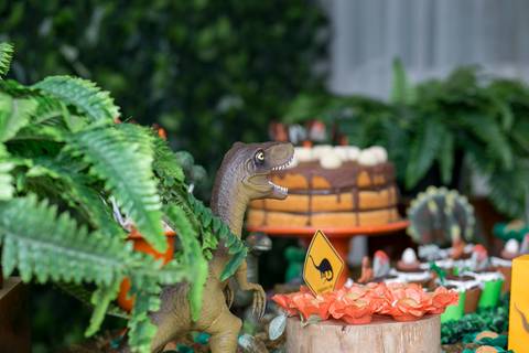 festa infantil, rio de janeiro, festa de menino, dinossauros, decoração, família, bolo, parabéns, fotografia de família'