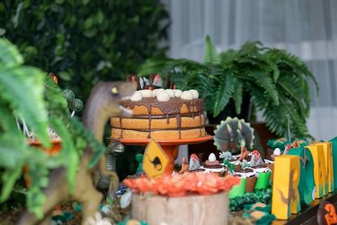 festa infantil, rio de janeiro, festa de menino, dinossauros, decoração, família, bolo, parabéns, fotografia de família'