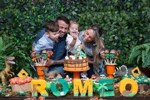 festa infantil, rio de janeiro, festa de menino, dinossauros, decoração, família, bolo, parabéns, fotografia de família'