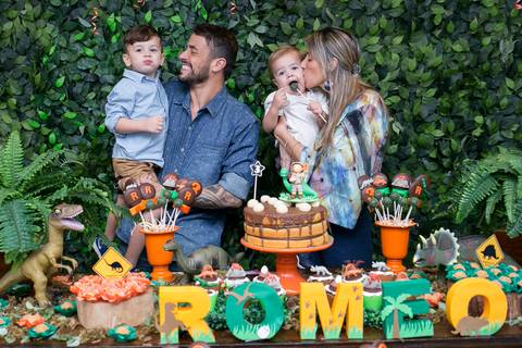 festa infantil, rio de janeiro, festa de menino, dinossauros, decoração, família, bolo, parabéns, fotografia de família'