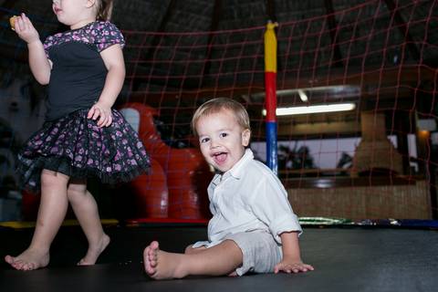 festa infantil, rio de janeiro, festa de menino, dinossauros, decoração, família, bolo, parabéns, fotografia de família'
