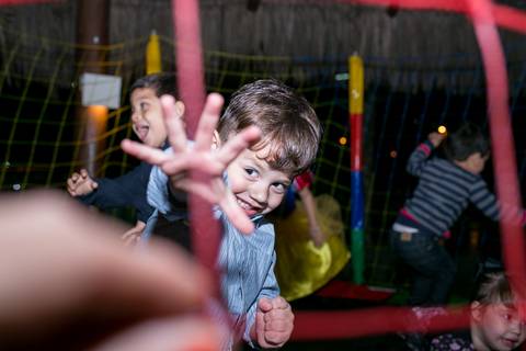 festa infantil, rio de janeiro, festa de menino, dinossauros, decoração, família, bolo, parabéns, fotografia de família'
